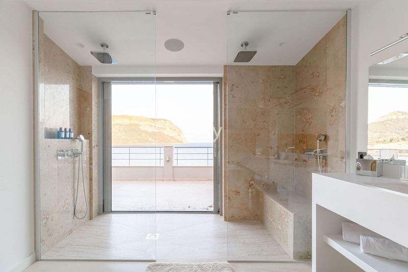 beautiful spacious bathroom perfectly suited for professional photo shoots and video filming in Marseille FRANCE